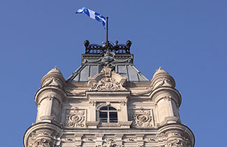 La tour centrale de l’hôtel du Parlement.