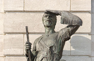 Statue de Pierre Gaultier de Varennes et de la Vérendrye.