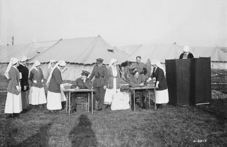 Infirmières militaires en train de voter aux élections fédérales de 1917.