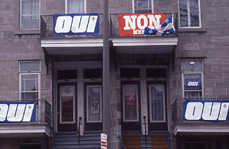Photo d'un balcon à la veille du référendum de 1980 à Montréal. 
