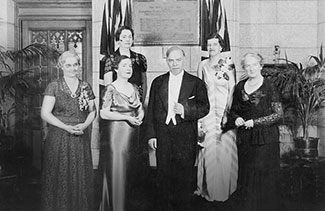 Le premier ministre William Lyon Mackenzie King avec les Célèbres cinq.