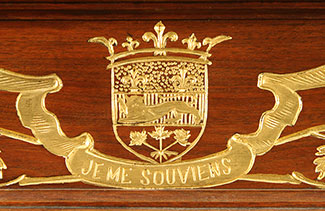 Inscription « Je me souviens » sur les boiseries du parlement.