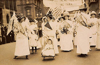 Défilé de suffragettes américaines.
